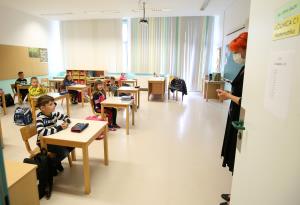 OTROCI PONOVNO V ŠOLI 01 FOTO LJUBO VUKELIČ